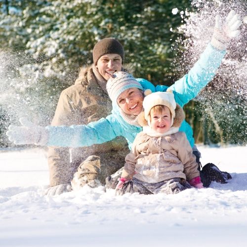 Familie im Schnee